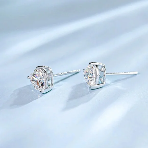 Sterling silver heart 🤍 stud earrings - Picture 2 of 4